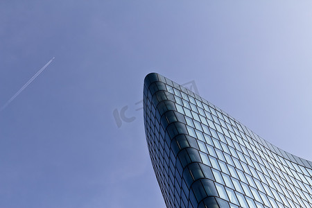 蓝色几何商务摄影照片_现代建筑下的飞机