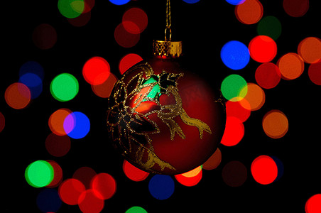 蝴蝶结边框摄影照片_彩色背景下的圣诞装饰品图片
