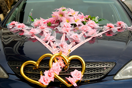 玫瑰金色质感摄影照片_婚车装饰