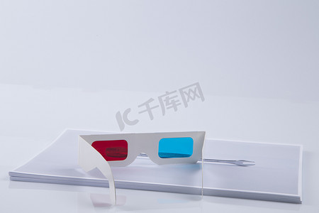3D 打印：白色 3D 立体红蓝眼镜和纸质打印扳手