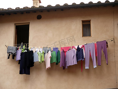 挂衣服摄影照片_扫描二维码购买洗衣挂简易版