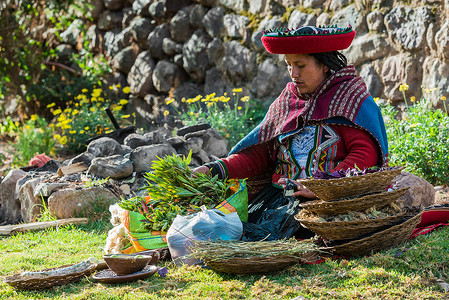 秘鲁安第斯山脉库斯科秘鲁天然染料的女人