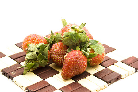 红草莓摄影照片_新鲜的红草莓