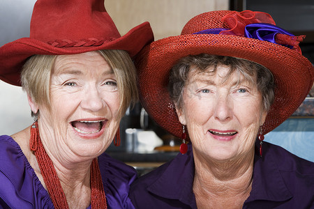 高龄女性摄影照片_两位戴红帽子的老年女性