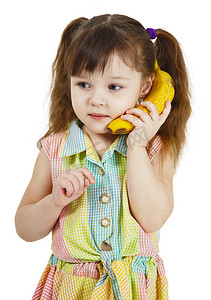 女孩试着用香蕉说话