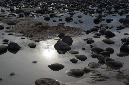 河滩涉水摄影照片_黄昏的西河滩