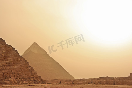 开罗沙尘暴中的吉萨大金字塔