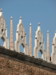 商场外观摄影照片_威尼斯总督府屋顶边缘的特色建筑装饰