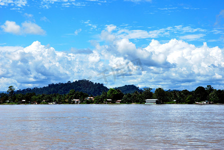 印度尼西亚马利瑙河岸村落的景观