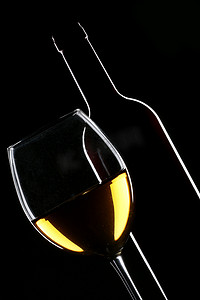 白葡萄酒瓶和玻璃