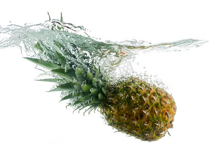 菠萝掉进水里有气泡