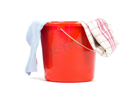 红色清洁桶和清洁工具白色背景隔离