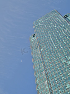 绿色摩天大楼和喷气式飞机