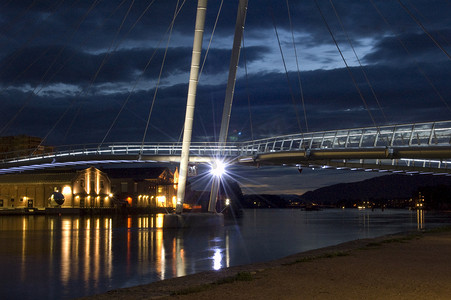 夜色中的伊普西隆桥