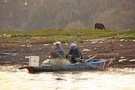 三桅小帆船摄影照片_当地男子在卢克索尼罗河上划船