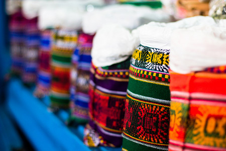 南美秘鲁市场上的彩色织物