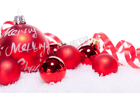 圣诞装饰节日红色小玩意在雪中孤立
