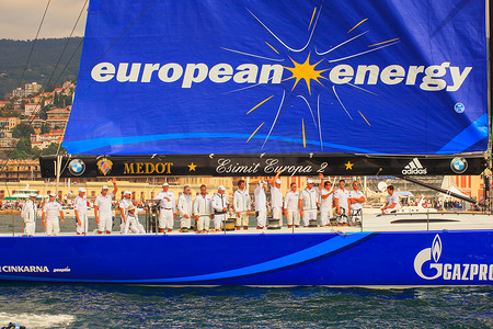 Esimit Europa 2 是第 46 届 Barcolana 帆船赛的冠军，的里雅斯特