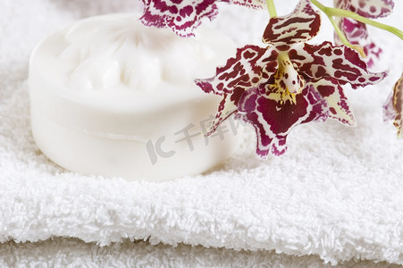 水彩日常用品摄影照片_白色毛巾天然香皂和兰花的用品