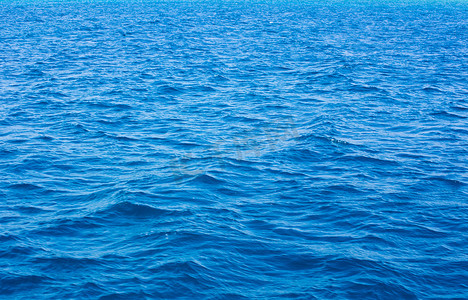 发光的海摄影照片_有波浪的海