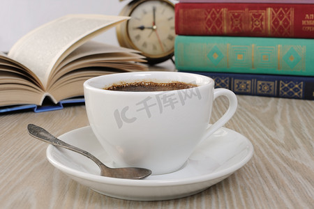 飞碟背景摄影照片_桌上的一杯咖啡以开放 b 为背景