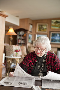 87岁老太在家看书