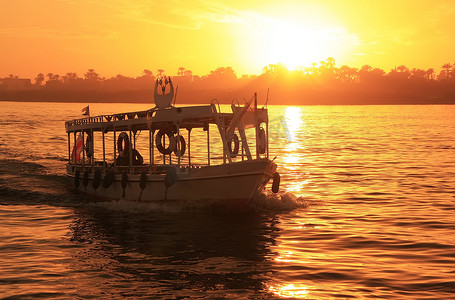 日落时游览卢克索尼罗河的小船