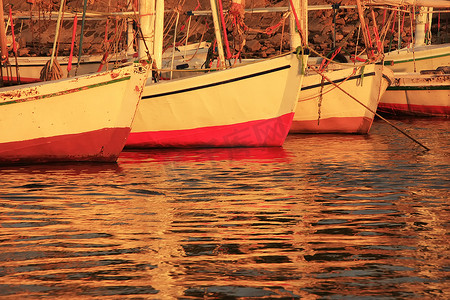 卢克索日落时停在港口的三桅帆船