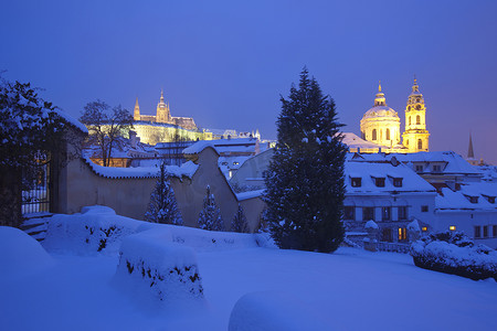雪屋顶摄影照片_冬季下的哈拉多尼城堡