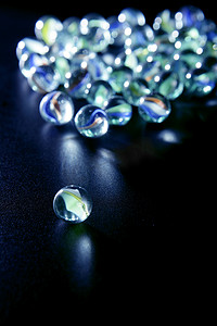 游戏水晶摄影照片_蓝色反射的玻璃弹珠
