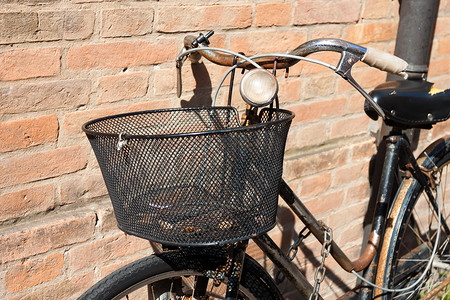 古董自行车倚靠石墙
