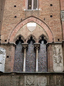Palazzo Pubblico 庭院的墙壁。