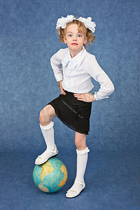 女孩如足球一样踏上地球