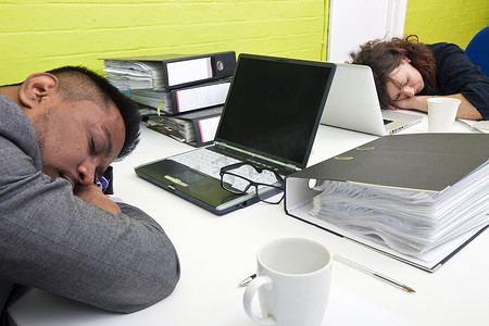 同事们在各自的办公桌上睡着了