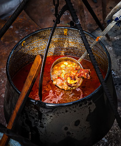 在大锅的传统炖牛肉汤