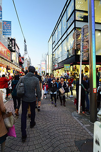 东京 — 11 月 24 日：人们，主要是年轻人，穿过竹下街