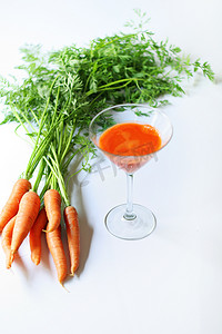 健康减肥享受生活摄影照片_从花园新鲜果汁中取出的胡萝卜