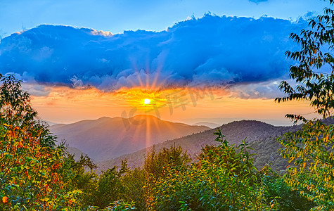 Blue Ridge Parkway 夏末阿巴拉契亚山脉日落西部