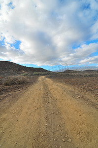 沙漠中的沙石路