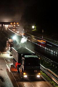 道路工程，夜间拆除旧沥青路面