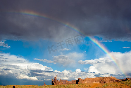 纪念碑谷的雨和彩虹