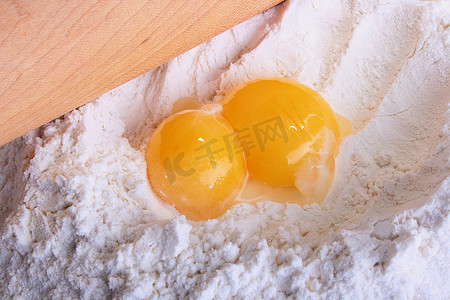 两个蛋黄躺在面粉上