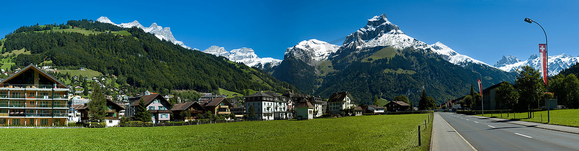雪屋顶摄影照片_瑞士村庄道路和阿尔卑斯山
