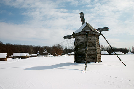 风车雪摄影照片_村里的风车