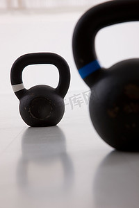 双黑铁哑铃用于举重和健身