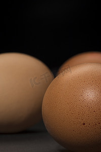 农场新鲜棕色母鸡蛋的特写