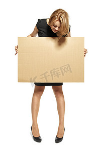 广告魅力摄影照片_有魅力的女人举着一个空白的牌子-孤立