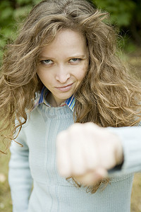 一位迷人的年轻好斗女性拳击的画像