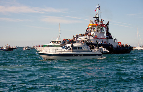 打击警察摄影照片_的里雅斯特，Barcolana 2009 - 的里雅斯特帆船赛