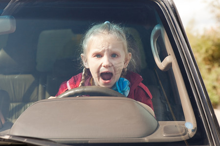 哭泣的害怕的女孩在车里